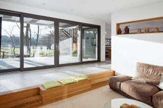 Nový posuvně-zdvižný systém Schüco LivIngSlide propojí interiér s domu s venkovní terasou