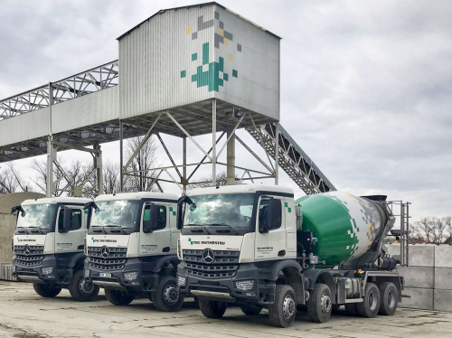 Nové autodomíchávače firmy TBG Metrostav mají zvýšený terénní podvozek Mercedes-Benz Arocs – 4140 AK8X6/4 se třemi hnanými nápravami