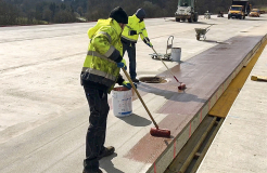 Nanášení pečeticích vrstev s produktem MC-DUR LF 680 na dálnici A8 u obce Merzig-Wellingen v Německu