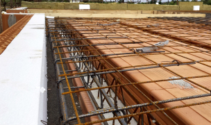 Přetažení kari sítě přes vnitřní líc zdiva