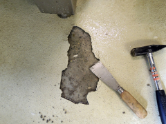 Typické poškození způsobené vzlínající vlhkostí