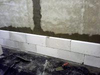 Obr. 1: Přizdívka z pórobetonu celoplošně lepená na omítnutou stěnu z Porotherm 25 AKU SYM