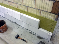 Obr. 2: Předstěna z pórobetonu mechanicky kotvená přes MW tl. 20 mm na neomítnutou stranu stěny z Porotherm 25 AKU SYM