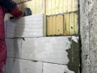 Obr. 4: Přizdívka z pórobetonu celoplošně lepená na neomítnutou stranu stěny z Porotherm 25 AKU SYM
