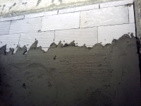 Obr. 5: Provádění jádrové omítky tl. 10 mm na přizdívku z pórobetonu