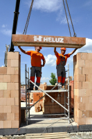 Pasivní domy potřebují stínění, a tedy nosný žaluziový a roletový překlad HELUZ