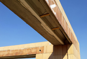 Pasivní domy potřebují stínění, a tedy nosný žaluziový a roletový překlad HELUZ