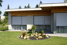 Pasivní domy potřebují stínění, a tedy nosný žaluziový a roletový překlad HELUZ