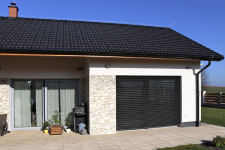 Pasivní domy potřebují stínění, a tedy nosný žaluziový a roletový překlad HELUZ