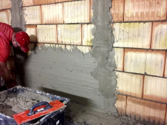 Obr. 1: Provádění vápenocementové omítky na stěnu z Porotherm 25 AKU SYM