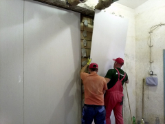 Obr. 2: Provádění bodově lepeného obkladu sádrokarotonovými deskami na neomítnutou stěnu z Porotherm 25 AKU SYM