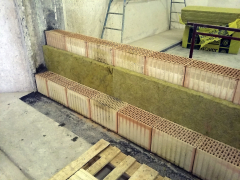 Obr. 4: Provádění dvojité stěny z cihel Porotherm 19 AKU Profi s mezerou tl. 50 mm vyplněnou minerální vatou Isover UNI