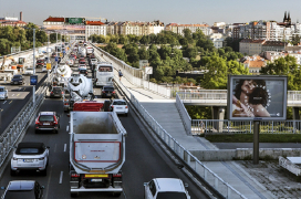 Městská doprava s kamiony a autodomíchávači,...