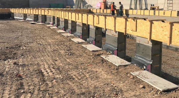 Anglické dvorky MEA MULTINORM prosvětlí suterénní prostory BD Cikánka v Radotíně