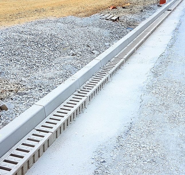 Monolitické žlaby MEA DM1500 odvodňují plochy s vysokou zátěží areálu v Holýšově