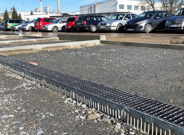 Parkoviště před areálem Madeta odvodňují žlaby MEARIN 
