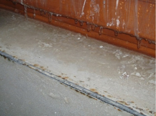 Obr. 6: Degradace omítníku vlivem vlhkosti 