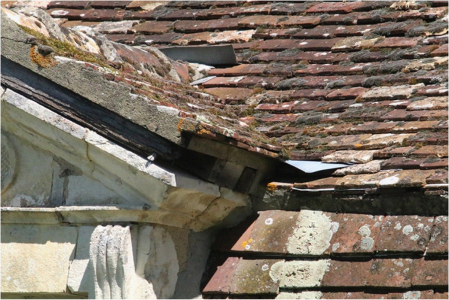 Konstrukční detail osazení okna do krytiny – moc klempířských detailů tam není