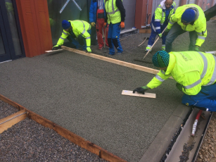 Ruční pokládka drenážního betonu ZAPA DROP