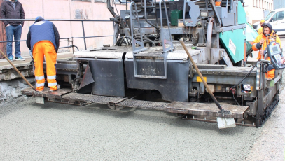 Ukládání drenážního betonu ZAPA DROP pomocí finišeru