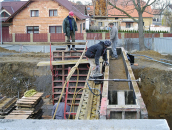 Obr. 6: Ocelové bednění běžně užívané pro betonové stěny (mechanické dusadlo položené na bednění)