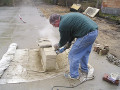 Obr. 13: Odebírání vzorku ze zkušebního tělesa pro zkoušky pevnosti v tlaku v lisu