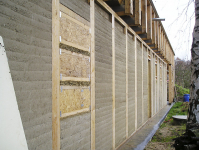 Obr. 19: Rodinný dům v Čelákovicích; a – exteriér po dokončení dusání před zahájením ukládání tepelné izolace stěn