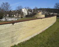 Obr. 27: Zeď hřbitova ve Wilu