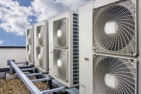 Obr. 3: Venkovní kondenzátorové jednotky (zdroj www.welchrefrigeration.co.uk)