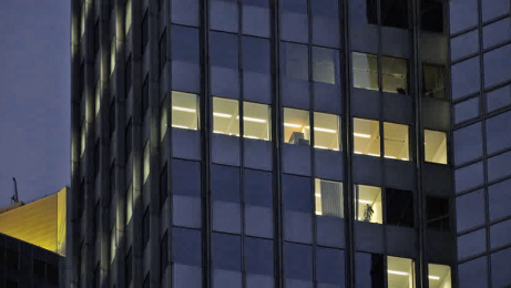 Obr. 5: Budova v noci