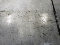 Obr. 3: Zmrašťovacie trhliny s rozvojom delaminácie – počuteľné odchýlky akustickej odozvy