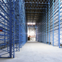 Obr. 5: Plocha rozčlenená na komunikačný koridor a stály záber regálmi medzivýrobkov