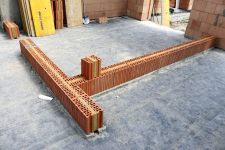 Heluz AKU KOMPAKT 21 broušená, založení příčky