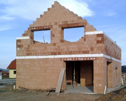 Rodinný dům v Králově Dvoře, hrubá stavba