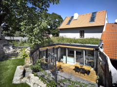 Autoři projektu komponovali novostavbu do prostoru tak, aby co nejlépe srostla s okolím a dotvořila ho. Vzniklo tak místo, kde mají klienti soukromí a přitom si mohou užívat historických prvků – kamenné zdi a hradby mají na dosah.