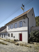 Okna jsou u původní stavby nová špaletová – venkovní křídla mají dvojsklo, vnitřní jednoduché sklo. Tepelná prostupnost celého okna je 0,9 U.