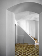 V původním domě byly zachovány nerovnosti zdí, výklenky a otvory, podlahy v různých úrovních