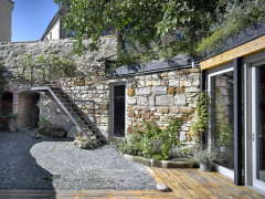 Ze smutného domu s dvorkem plným kůlen a přístavků se stalo místo, které rozvinulo svoje kouzlo