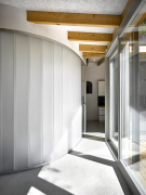 Oválná koupelna byla vytvořena jako solitérní elipsoidní prvek z copilitu