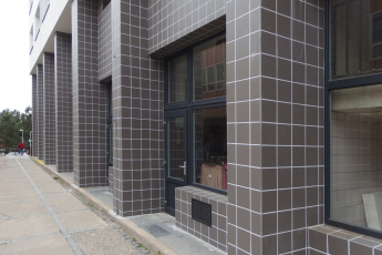 Bytový dům v ul. Budovatelů v Příbrami, zateplovací systém Cemixtherm K EPS a obklady RAKO