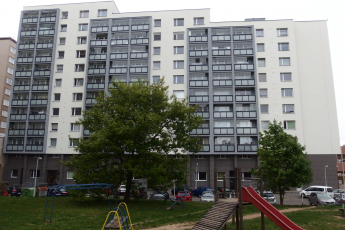 Bytový dům v ul. Budovatelů v Příbrami, zateplovací systém Cemixtherm K EPS a obklady RAKO