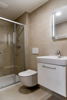 Dokončená koupelna v podkroví s opláštěním impregnovanými deskami Knauf Green