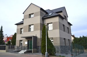 Vila dnes slouží hudebnímu oddělení základní umělecké školy. Fasáda s kontaktním zateplením je kombinací šedobéžových tónů omítky a lícového cihelného obkladového pásku.