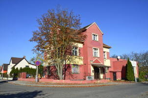 Nevhodně zvolený odstín barvy fasád vily i přístavby dřívějším nájemcem