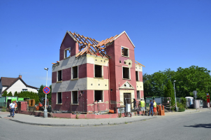 Budova byla odstrojena na nosnou konstrukci, krov i stropy sneseny