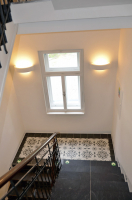 Nová vzorovaná dlažba na podestách, obklad stupňů a repasované zábradlí