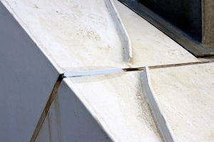 Zpracování tmelu ve spáře jde lehce i bez vyhlazovacích prostředků