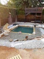 Zahradní jezírko s využitím 100 % recyklovaných materiálů