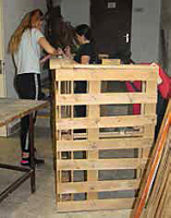 Obývák – přeměna učebny ve společenský prostor recyklovaným nábytkem a bytovými doplňky s využitím starých džínů