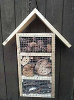 Hmyzí hotel z druhotných surovin